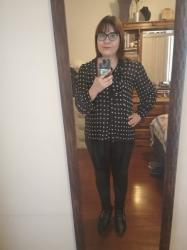 Outfit propio: Blusa floreada con mangas abullonadas + jeans negros.