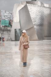 LOOK CON GORRA Y ABRIGO LARGO EN EL GUGGENHEIM DE BILBAO