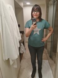 Outfit propio:  Camiseta turquesa con estampado de estrella + jeans azul fuerte.