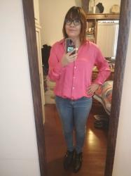 Outfit propio: Camisa fucsia + jean azul claro.