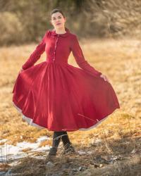 Ein Tag auf dem Land im roten Leinenkleid von Son de Flor