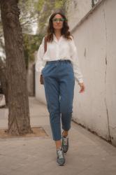 Camisa blanca con jeans para primavera