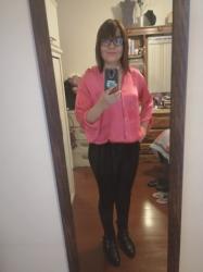 Outfit propio: Camisa fucsia satinada + jeans negros.