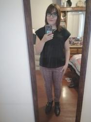 Outfit propio: Camiseta negra + pantalón con estampado similar al tweed.