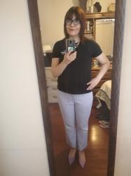 Outfit propio: Camiseta negra con mini frase al lateral + pantalones blancos con cuadros lilas.