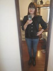 Outfit propio: Camisa negra satinada + jeans.