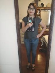 Outfit propio: Camiseta gris con estampado de modelo + jeans azul fuerte.