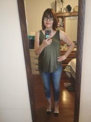 Outfit propio: Camiseta sin mangas verde militar + boyfriend jeans.