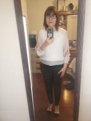 Outfit propio: Blusa blanca + pantalón negro de polipiel.