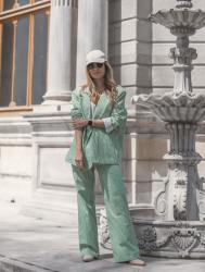 LOOK CON TRAJE DE CUADROS Y GORRA