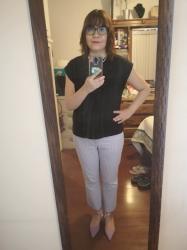 Outfit propio: Camiseta negra + pantalón lila a cuadros vichy.