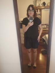 Outfit propio: Camiseta negra + short azul marino.