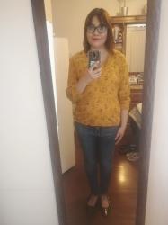 Outfit propio: Camisa floreada amarilla + jeans.