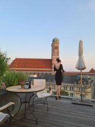 Die vielleicht schönste Dachterrasse Münchens: Die Blue Spa Bar & Lounge im Bayerischen Hof