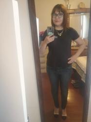 Outfit propio: Camiseta negra con frase + jeans azul oscuro.