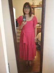 Outfit propio: Vestido rosa fucsia de encaje o crochet.