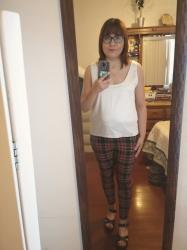 Outfit propio: Blusa blanca de tirantes satinada + pantalón tartan.