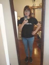 Outfit propio: Camiseta negra con estampados de lunas + jeans + tenis.