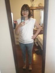 Outfit propio: Camiseta blanca + jeans deslavados.