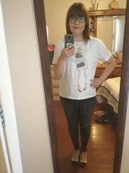 Outfit propio: Camiseta blanca con estampado de figurín + jeans negros.