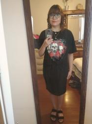 Outfit propio: Camiseta negra con estampado de calaveras + falda lápiz.