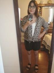 Outfit propio: Camisa con estampado animal print + short negro.