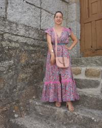 Combinar un vestido bohemio rosa 