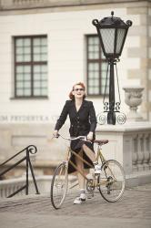 How to dress in vintage for a bicycle ride