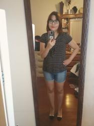 Outfit propio: Blusa negra con polka dots + short.