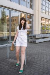 Ein Klassiker: So stylst du das weiße T-Shirt im Sommer