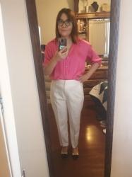  Outfit propio: Camisa satinada rosa fucsia + pantalones blancos.