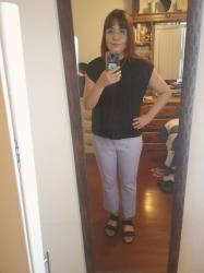 Outfit propio: Camiseta negra + pantalón lila de cuadros vichy.