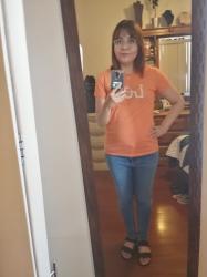 Outfit propio: Camiseta naranja + jeans.