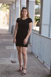 Outfit: schwarzes Kleid mit transparentem Shopper