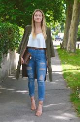 Outfit: Ripped Jeans und beige Sandalen
