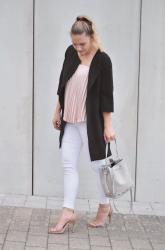 Outfit: Rosa Plissee Top mit weißer Jeans