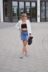 Outfit: Jeansrock mit weißem Blazer