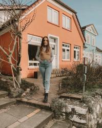 Eine Jeans, drei Looks – Mom Jeans stylen im Frühling