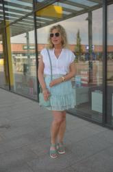 Luftiger Sommerlook in Mint und Weiß