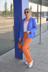 Royalblau mit Orange kombiniert