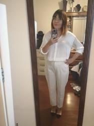 Outfit propio: Camisa blanca satinada + pantalon blanco.