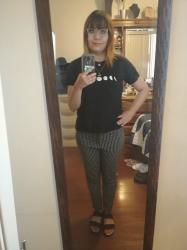 Outfit propio: Camiseta negra de estampado de lunas + pantalón negro a cuadros.