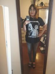 Outfit propio: Camiseta con estampado de Metallica + jeans grises.
