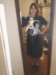 Outfit propio: Camiseta negra con estampado de Metallica + falda negra midi.