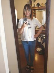 Outfit propio: Camiseta blanca con estampado de figurin + jeans azul bajito.