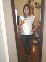 Outfit propio: Camiseta blanca + jeans negros.