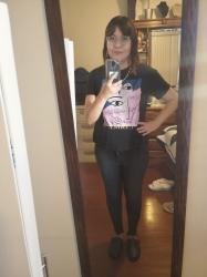 Outfit Propio: Camiseta con estampado de rostro abstracto + jeans negros.