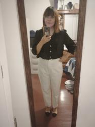 Outfit propio: Camisa negra de satín + pantalones blancos.