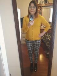 Outfit propio: Sueter amarillo + pantalón a cuadros blanco-negro.