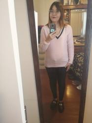 Outfit propio: Sueter rosa con cuello V + jeans negros.